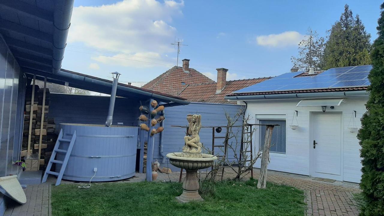 Villa Harmonia Гюла Екстериор снимка